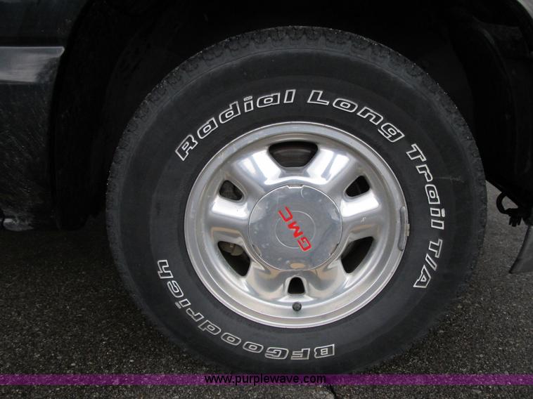 image for item D8175 1999 GMC Sierra 1500 SLE Extended Cab pickup truck