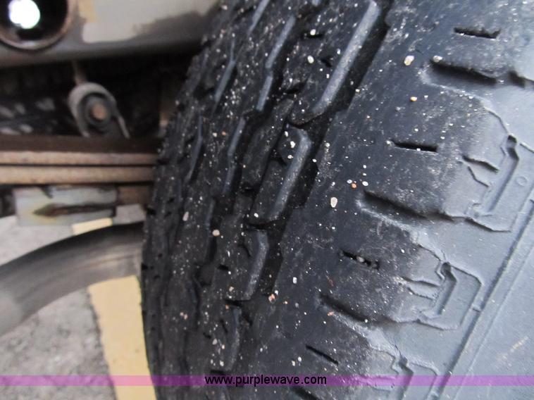 image for item D8175 1999 GMC Sierra 1500 SLE Extended Cab pickup truck