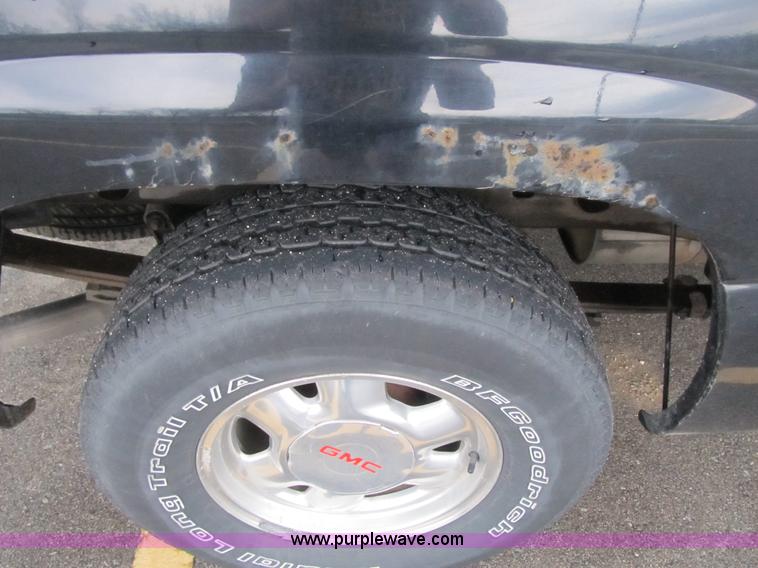 image for item D8175 1999 GMC Sierra 1500 SLE Extended Cab pickup truck