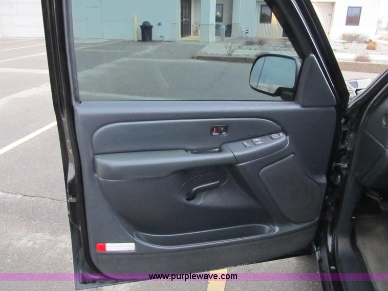 image for item D8175 1999 GMC Sierra 1500 SLE Extended Cab pickup truck