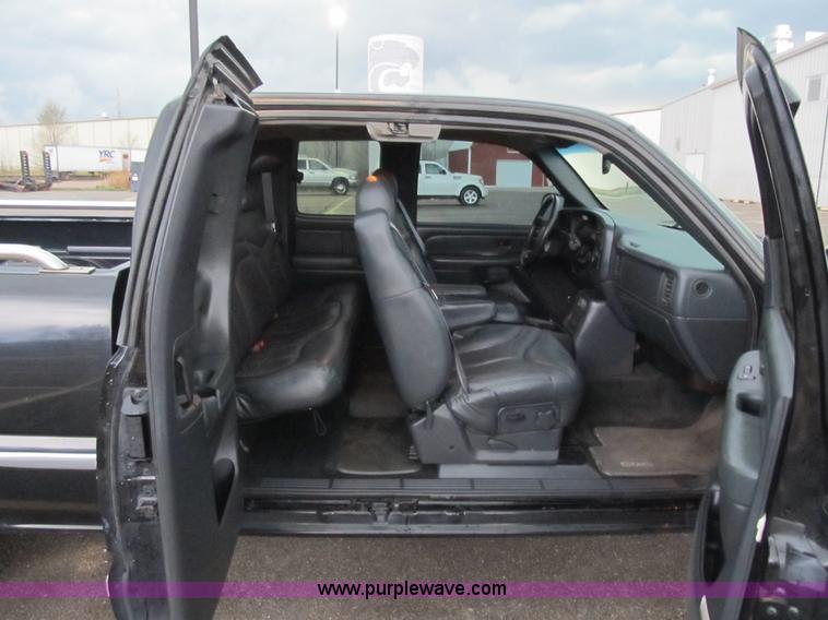 image for item D8175 1999 GMC Sierra 1500 SLE Extended Cab pickup truck