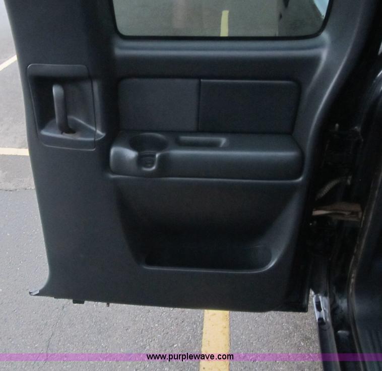 image for item D8175 1999 GMC Sierra 1500 SLE Extended Cab pickup truck