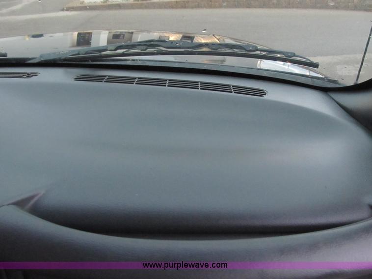 image for item D8175 1999 GMC Sierra 1500 SLE Extended Cab pickup truck