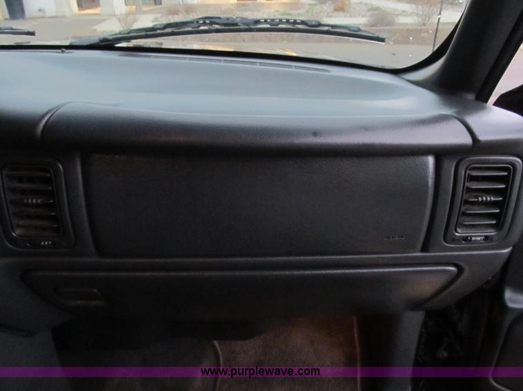 image for item D8175 1999 GMC Sierra 1500 SLE Extended Cab pickup truck