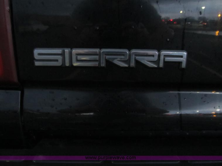 image for item D8175 1999 GMC Sierra 1500 SLE Extended Cab pickup truck