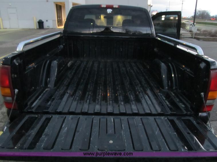 image for item D8175 1999 GMC Sierra 1500 SLE Extended Cab pickup truck
