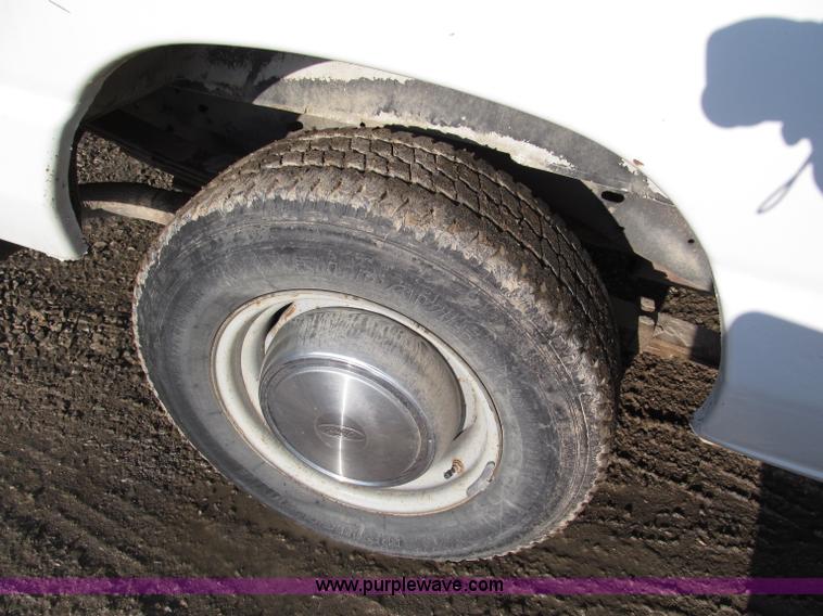 image for item E5925 2000 Ford Econoline  E250 van