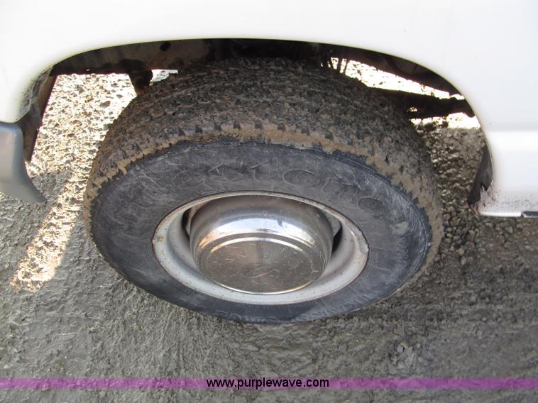 image for item E5925 2000 Ford Econoline  E250 van