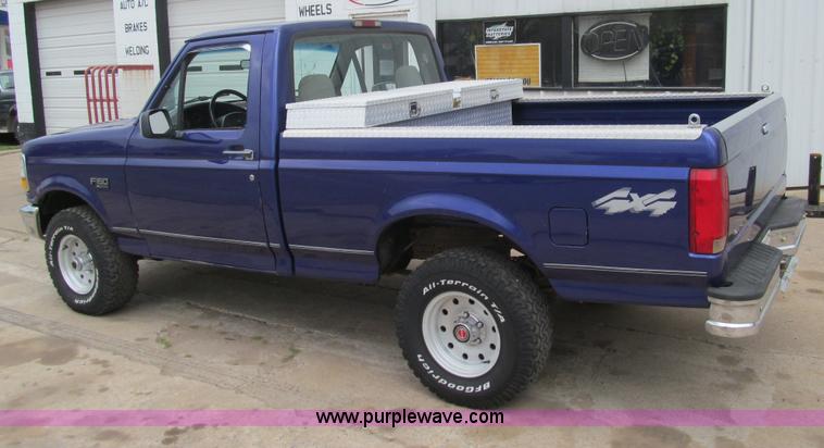 image for item F3182 1995 Ford F150 XL pickup truck