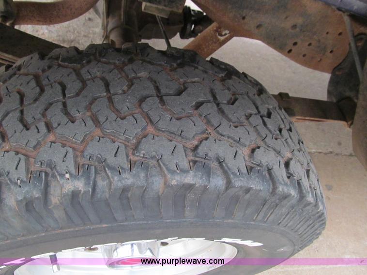 image for item F3182 1995 Ford F150 XL pickup truck