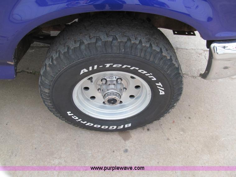 image for item F3182 1995 Ford F150 XL pickup truck
