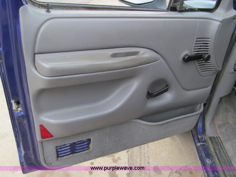 image for item F3182 1995 Ford F150 XL pickup truck