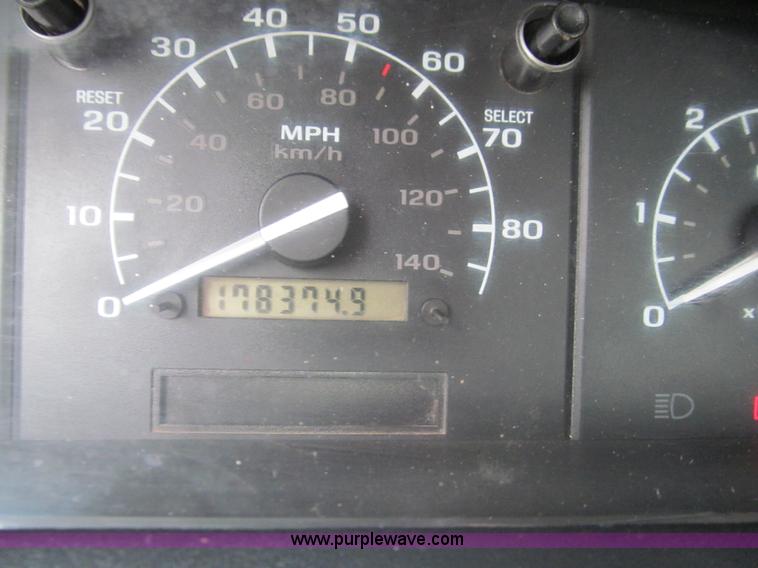 image for item F3182 1995 Ford F150 XL pickup truck