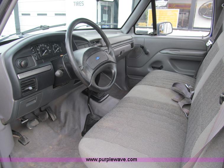 image for item F3182 1995 Ford F150 XL pickup truck