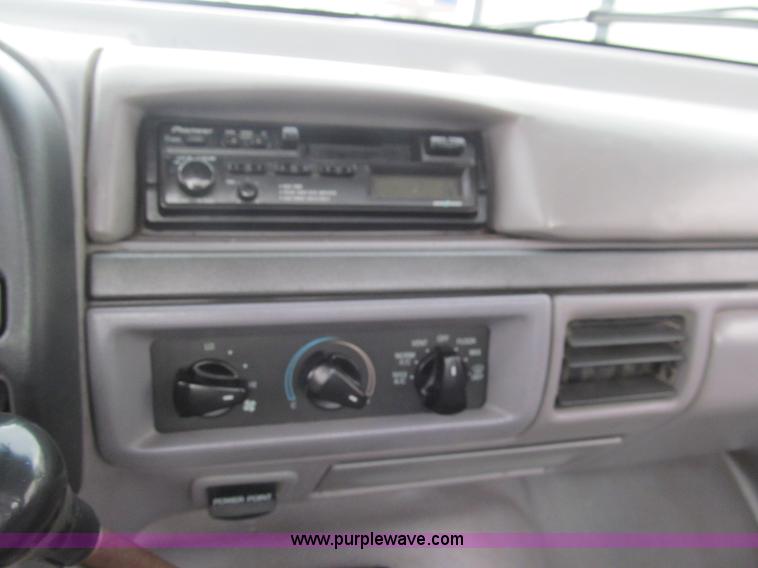 image for item F3182 1995 Ford F150 XL pickup truck