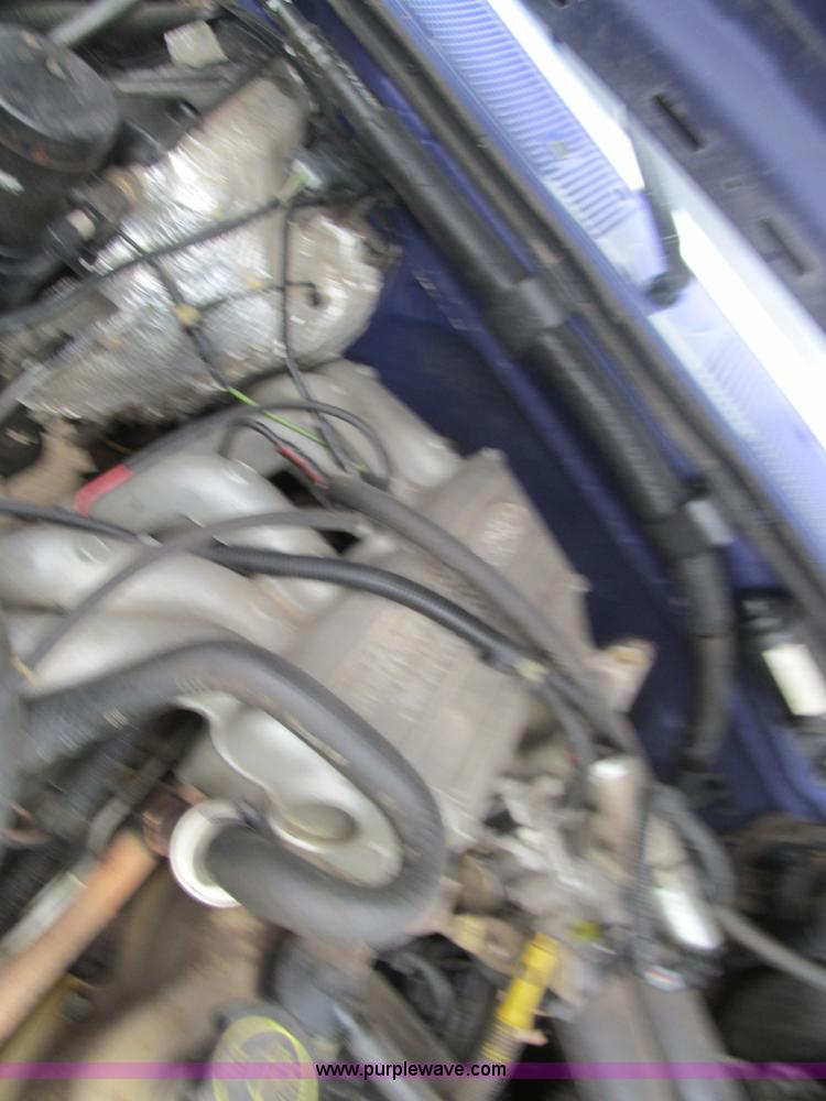 image for item F3182 1995 Ford F150 XL pickup truck