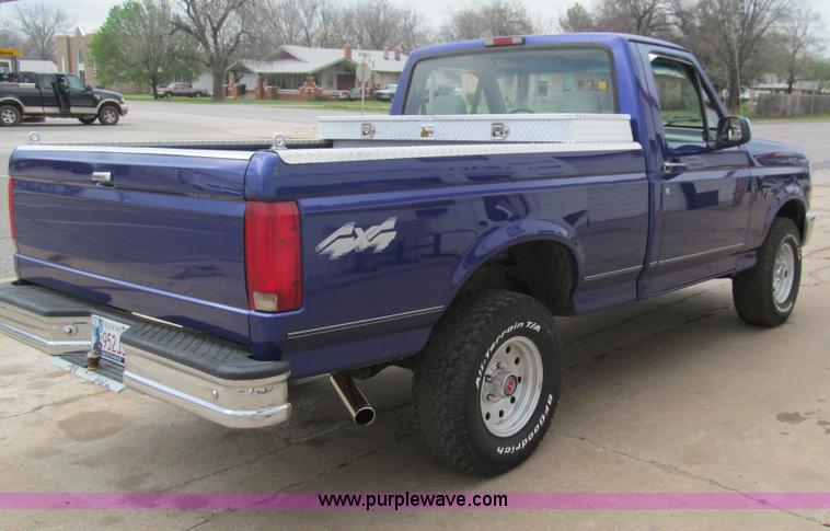 image for item F3182 1995 Ford F150 XL pickup truck