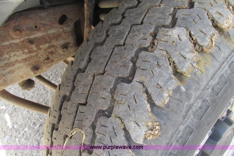 image for item F4798 2001 Ford F350 Super Duty flatbed pickup truck