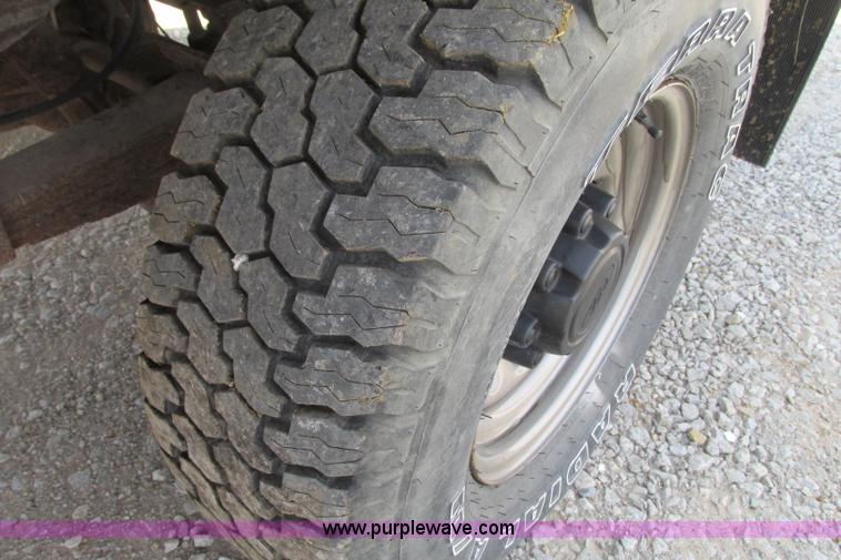 image for item F4798 2001 Ford F350 Super Duty flatbed pickup truck