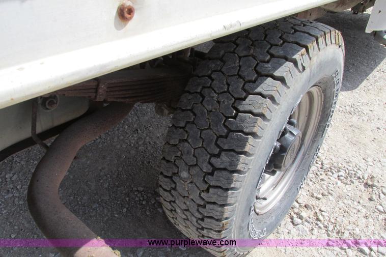 image for item F4798 2001 Ford F350 Super Duty flatbed pickup truck