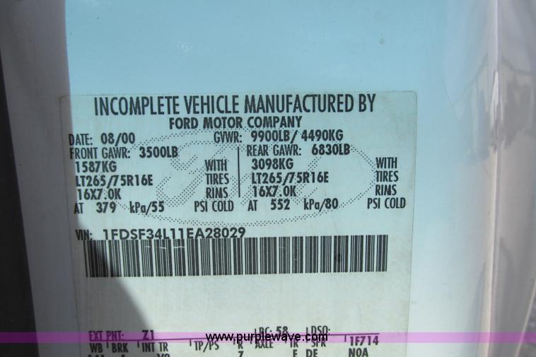 image for item F4798 2001 Ford F350 Super Duty flatbed pickup truck