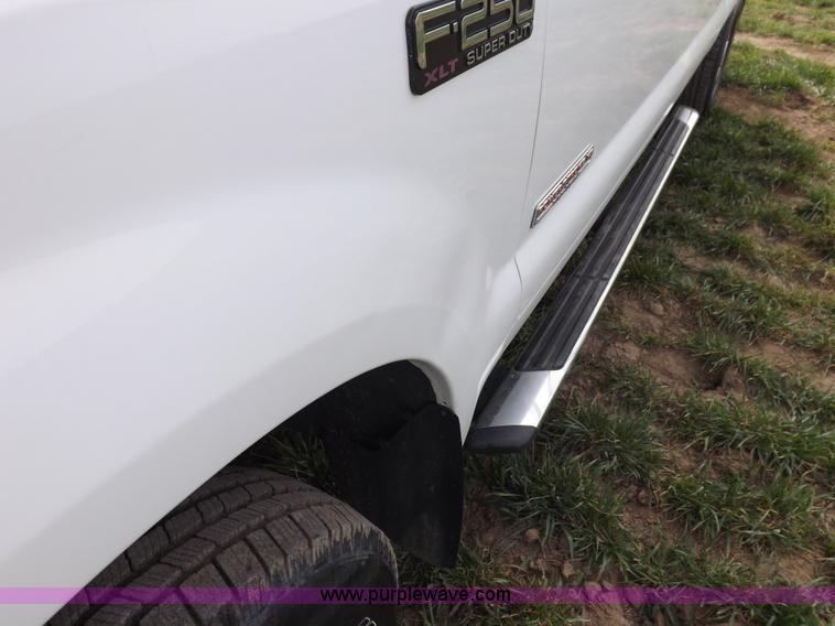 image for item F6481 2004 Ford F250 XLT Super Duty CrewCab pickup truck