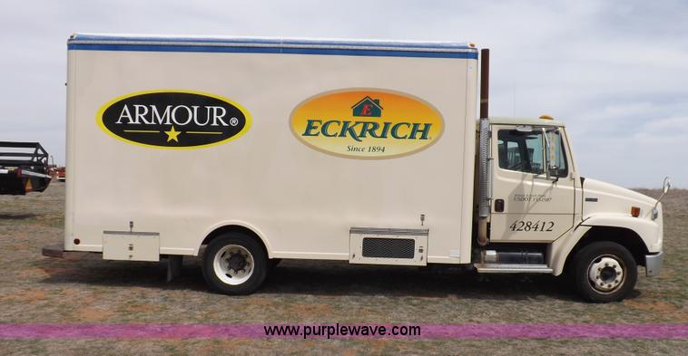 image for item F6492 2000 Freightliner FL60 semi truck