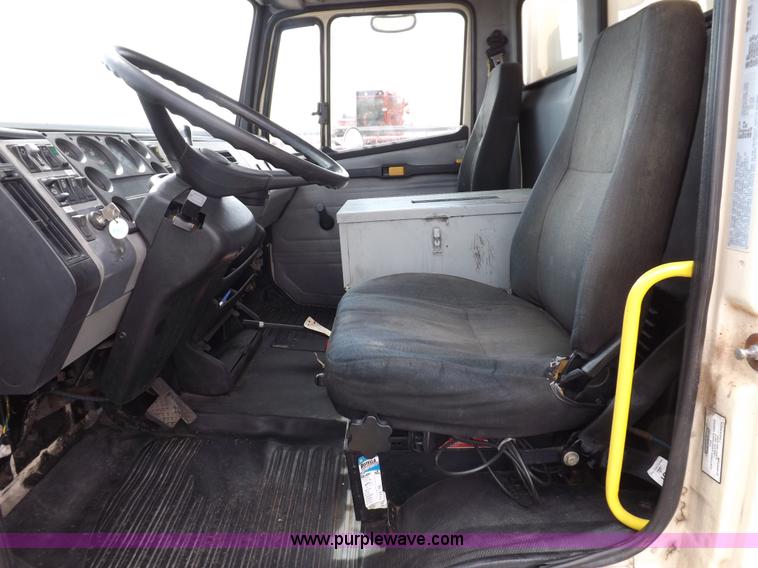 image for item F6492 2000 Freightliner FL60 semi truck