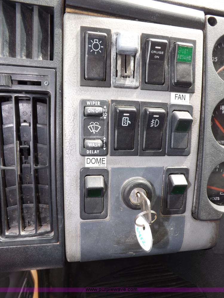 image for item F6492 2000 Freightliner FL60 semi truck