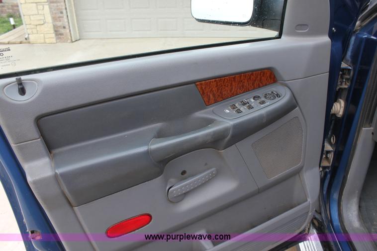 image for item F8683 2006 Dodge Ram 2500 SLT pickup truck