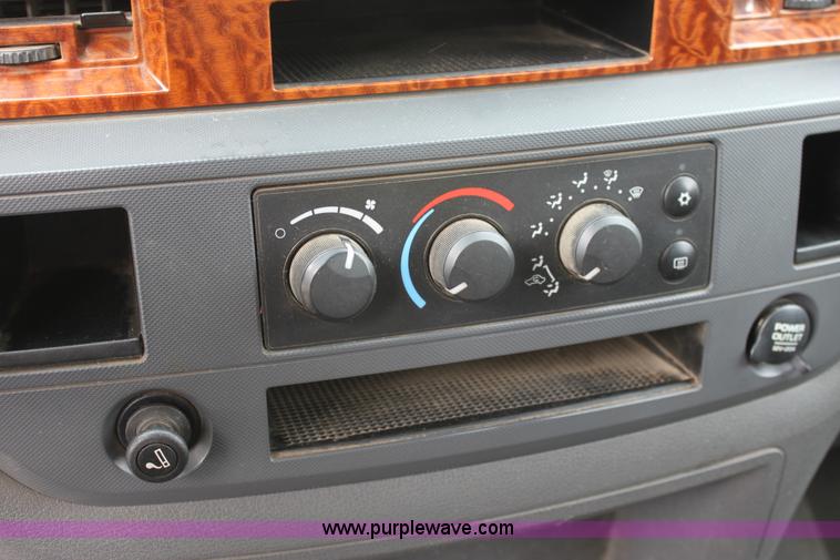 image for item F8683 2006 Dodge Ram 2500 SLT pickup truck