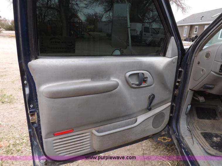 image for item F8759 1998 Chevrolet 3500 flatbed pickup truck