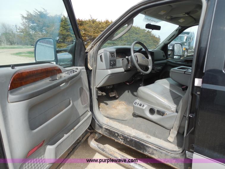 image for item F8793 2004 Ford F250 Super Duty Lariat Crew Cab pickup truck