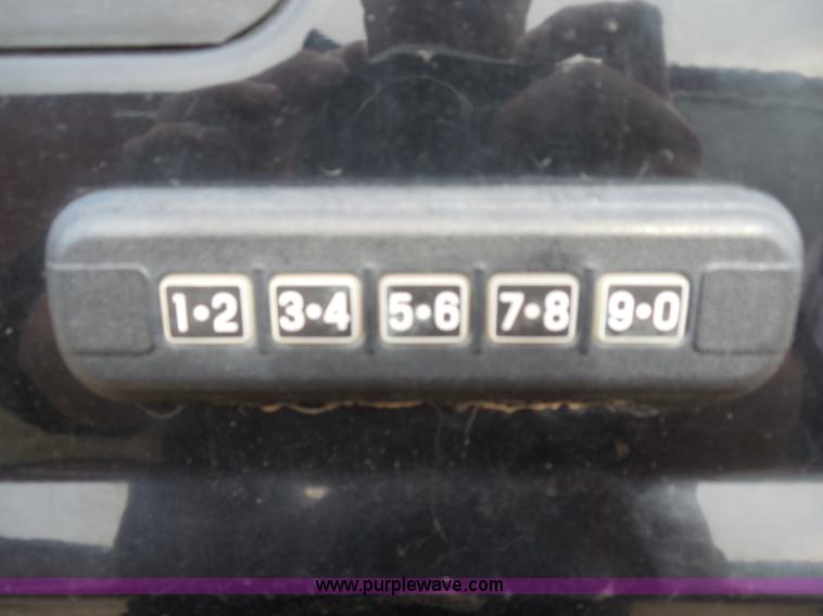 image for item F8793 2004 Ford F250 Super Duty Lariat Crew Cab pickup truck