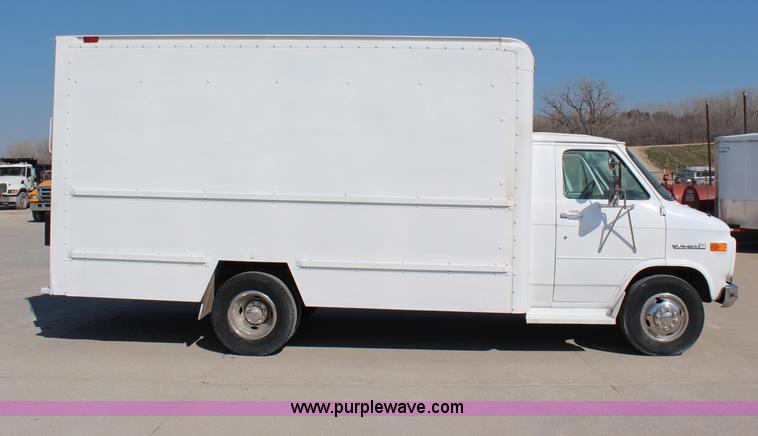 image for item G5400 1993 GMC G3500 Vandura box truck
