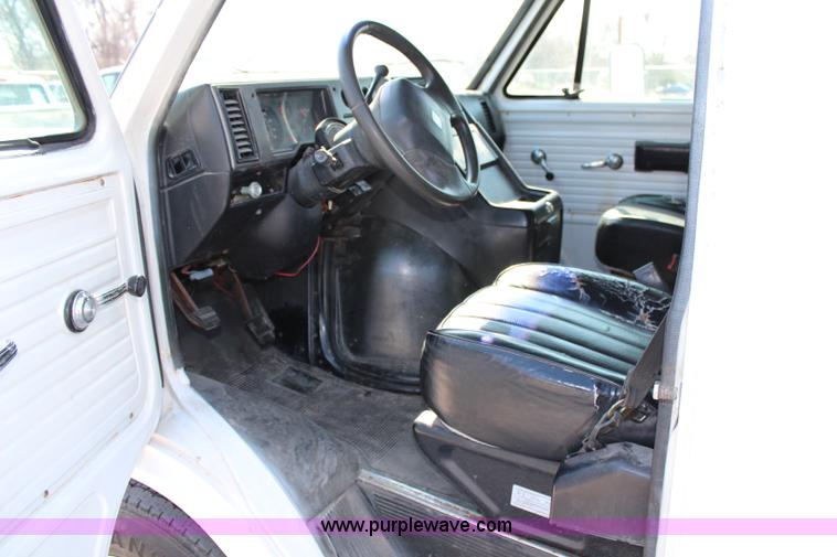 image for item G5400 1993 GMC G3500 Vandura box truck