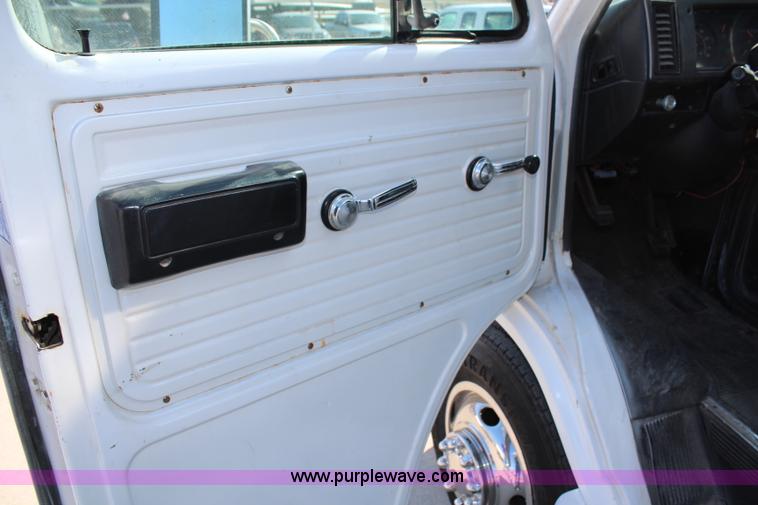 image for item G5400 1993 GMC G3500 Vandura box truck