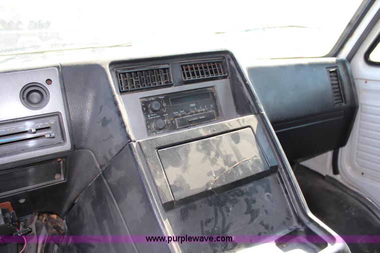 image for item G5400 1993 GMC G3500 Vandura box truck