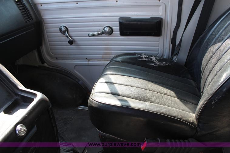 image for item G5400 1993 GMC G3500 Vandura box truck