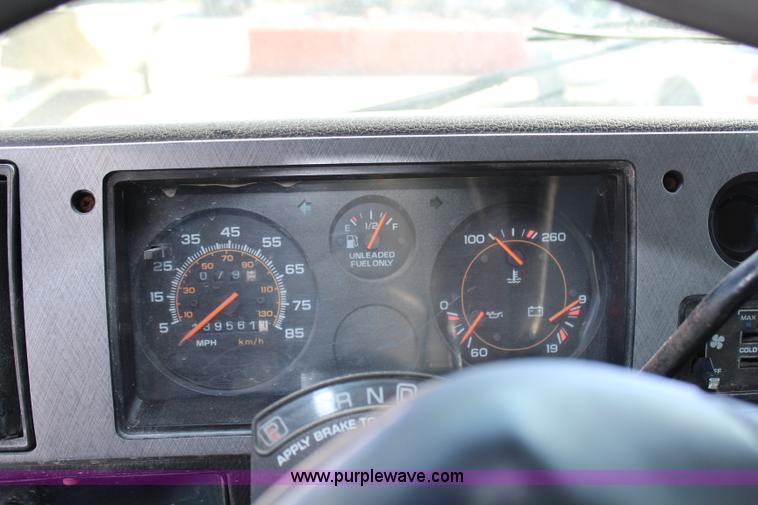 image for item G5400 1993 GMC G3500 Vandura box truck