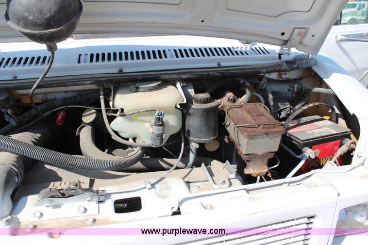 image for item G5400 1993 GMC G3500 Vandura box truck