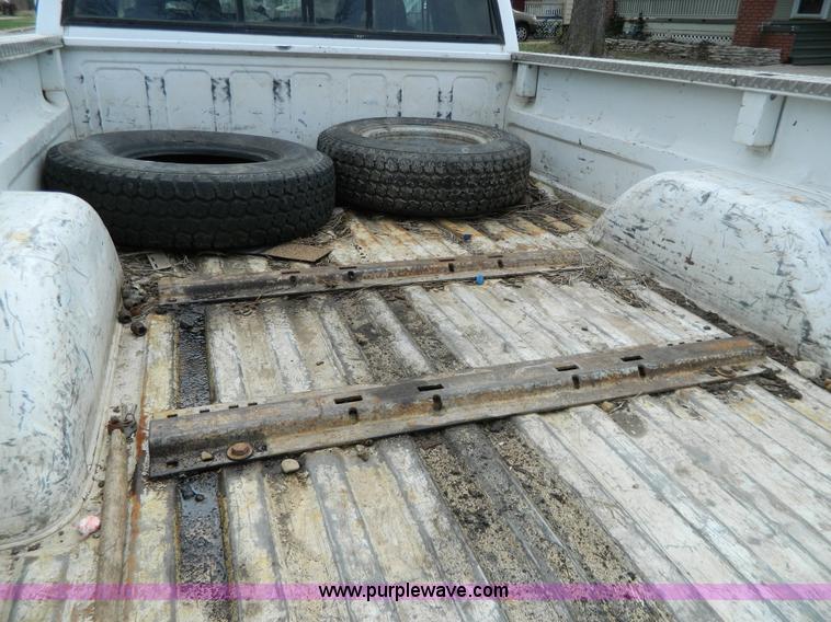 image for item G7824 1994 GMC Sierra 3500 pickup truck