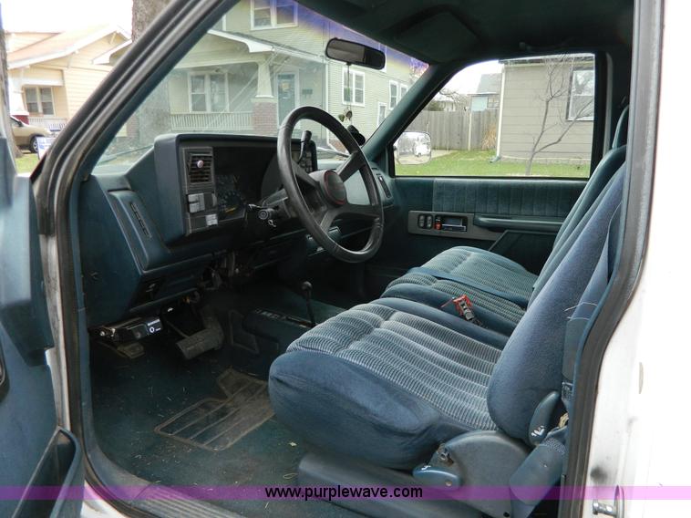 image for item G7824 1994 GMC Sierra 3500 pickup truck