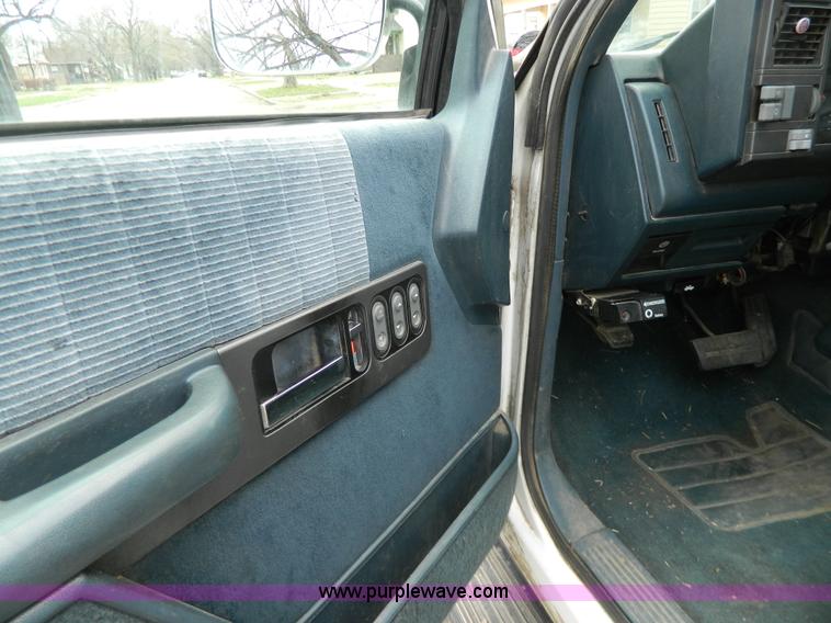 image for item G7824 1994 GMC Sierra 3500 pickup truck