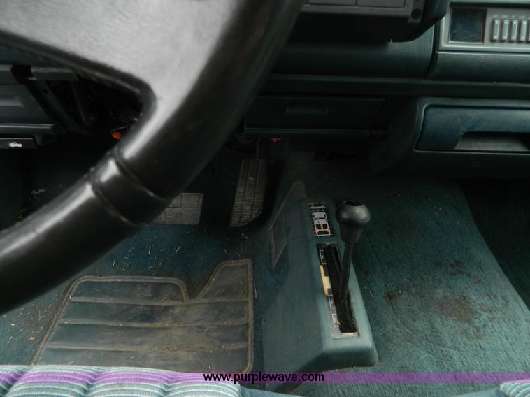 image for item G7824 1994 GMC Sierra 3500 pickup truck