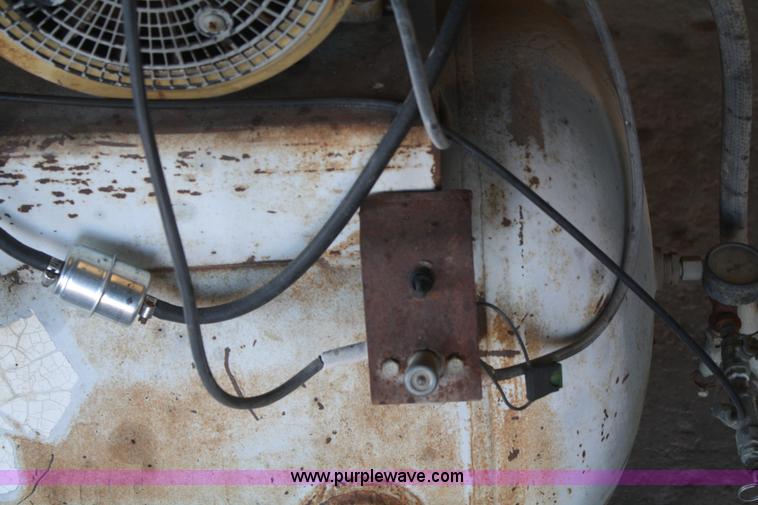 image for item V9699 Air compressor