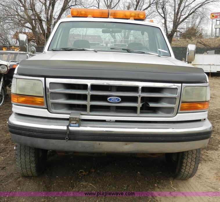 image for item X9599 1993 Ford F450 XLT Super Duty tow truck