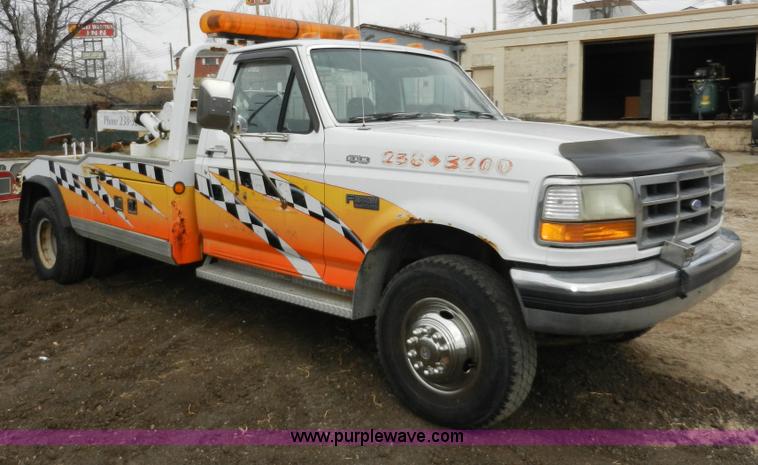 image for item X9599 1993 Ford F450 XLT Super Duty tow truck