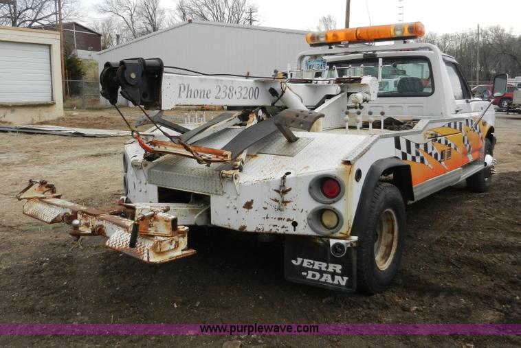 image for item X9599 1993 Ford F450 XLT Super Duty tow truck