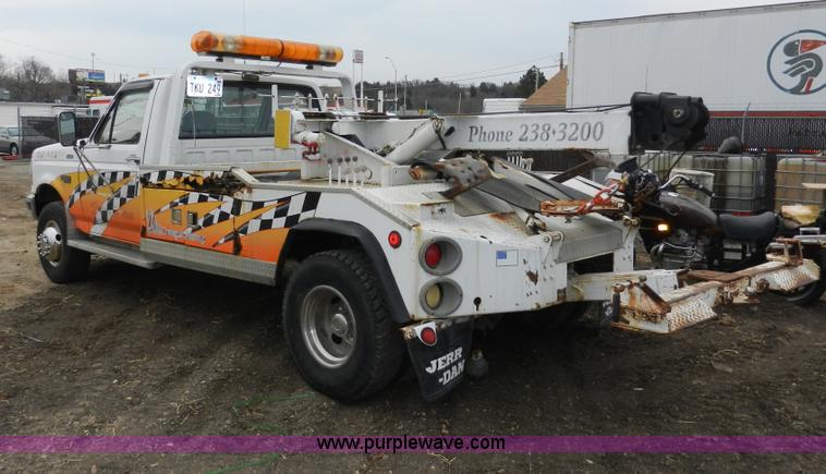 image for item X9599 1993 Ford F450 XLT Super Duty tow truck